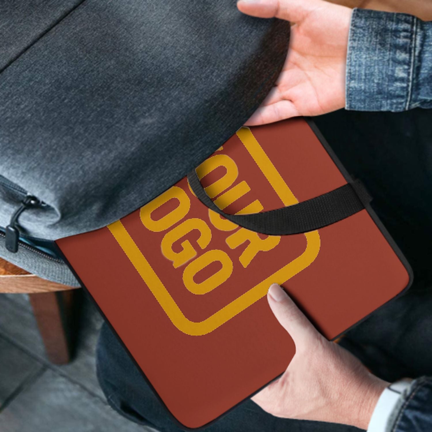 Borsa per laptop personalizzata color corallo rosso e giallo