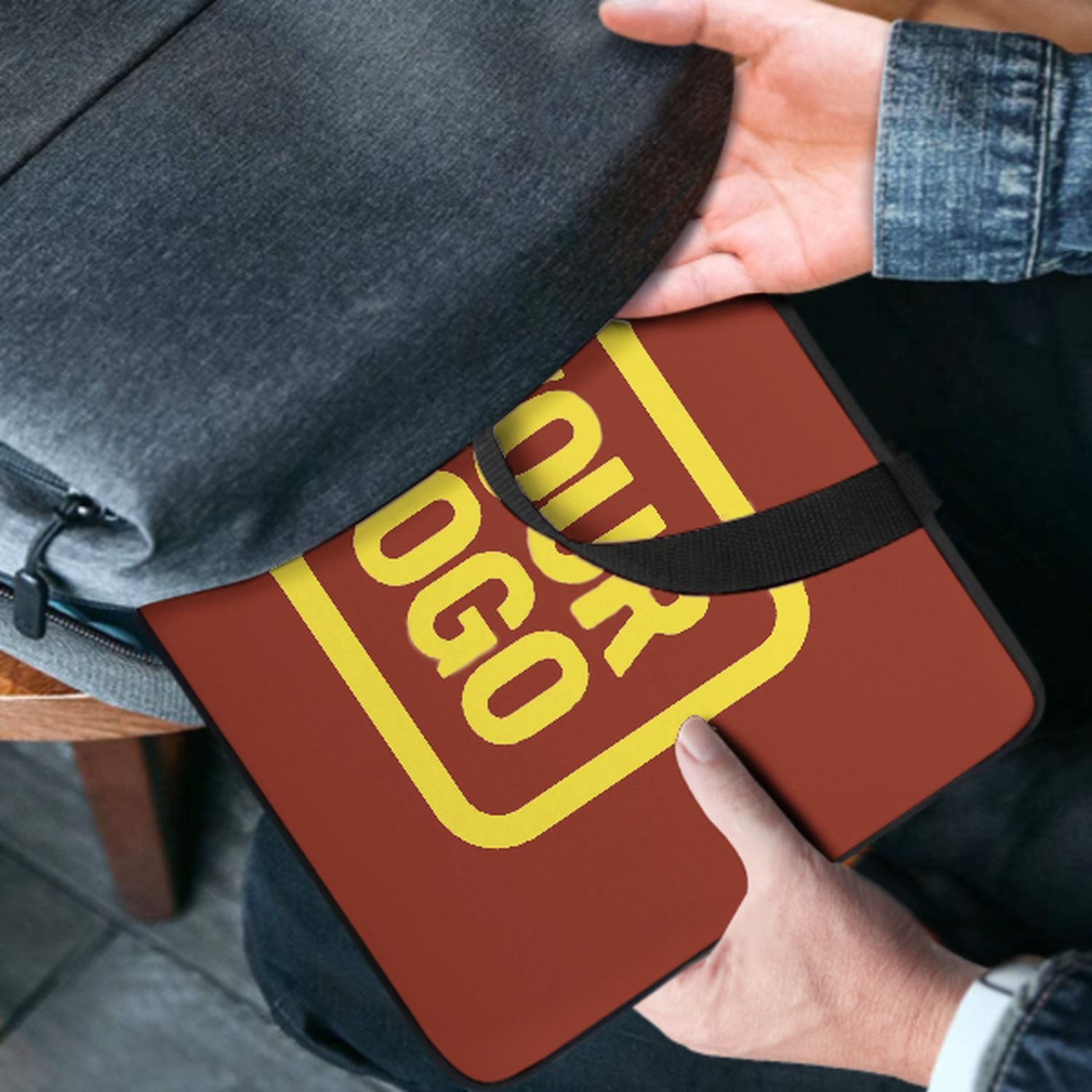 Borsa per laptop personalizzata color corallo rosso chiaro e giallo